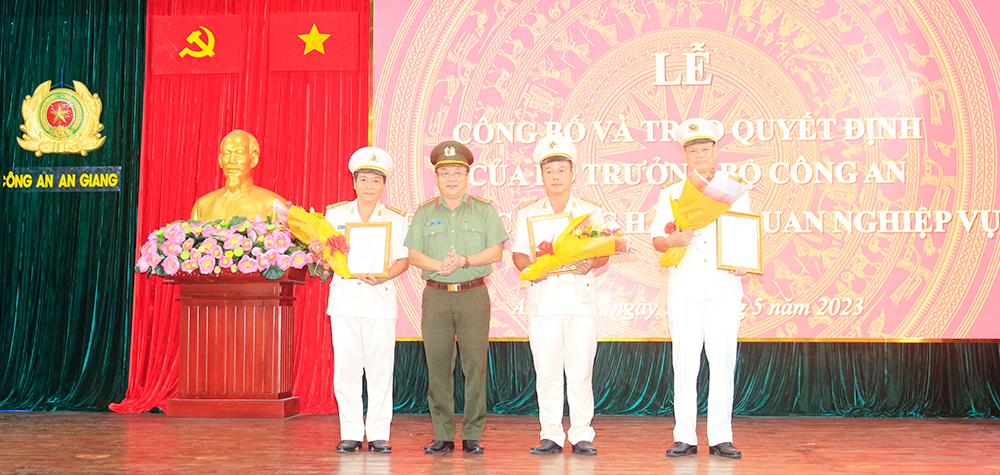 Công an An Giang công bố và trao quyết định của Bộ trưởng Bộ Công an thăng cấp bậc hàm sĩ quan nghiệp vụ
