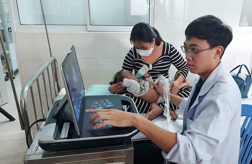An Giang: 70 bệnh nhân được khám, sàng lọc bệnh tim, tặng quà miễn phí