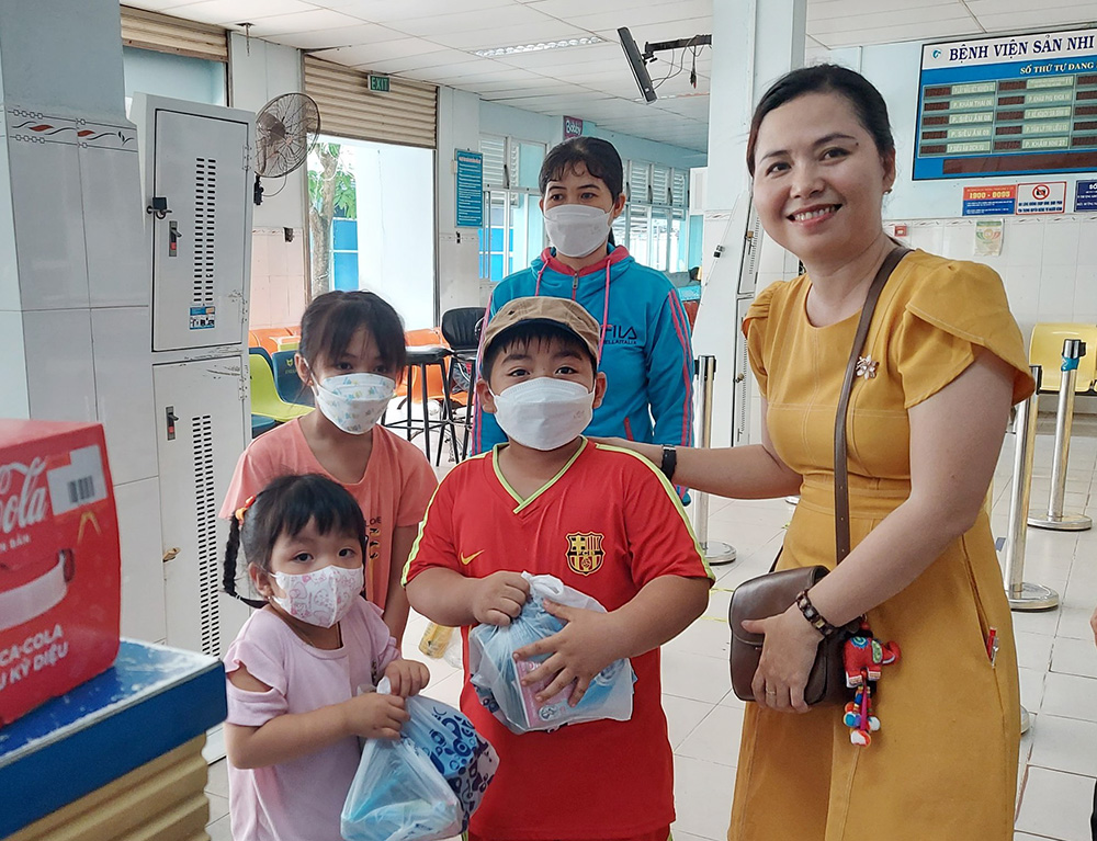 An Giang: 70 bệnh nhân được khám, sàng lọc bệnh tim, tặng quà miễn phí