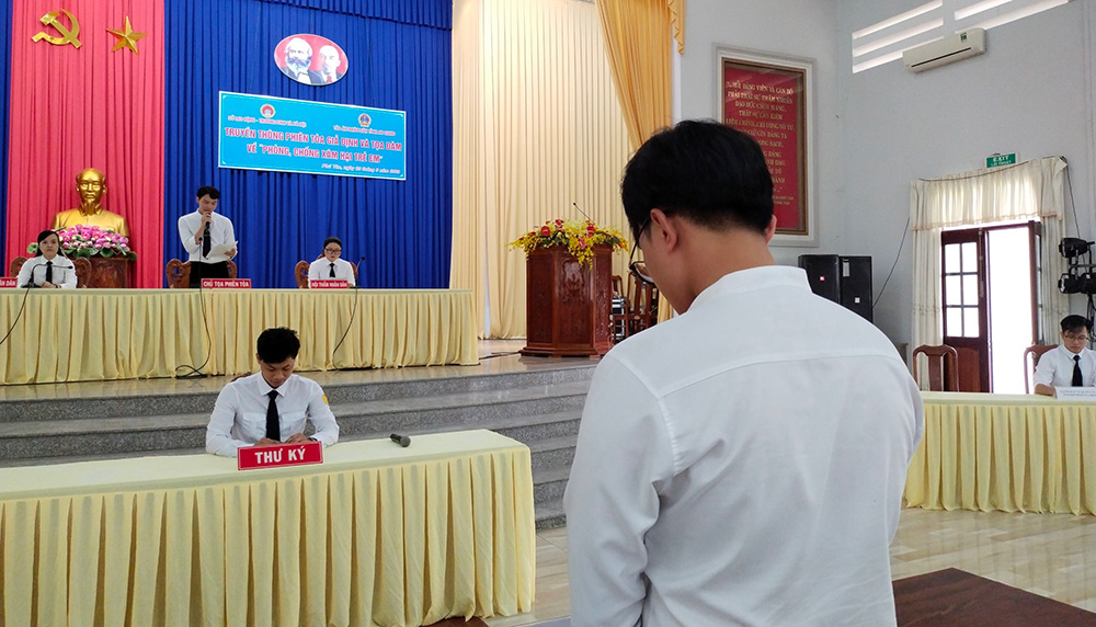 Hơn 1.800 phụ huynh, học sinh tỉnh An Giang được truyền thông về phòng, chống xâm hại trẻ em bằng hình thức phiên tòa giả định