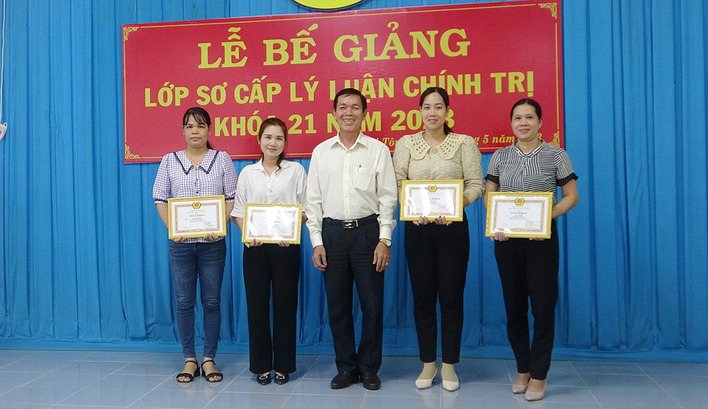 88 cán bộ công đoàn huyện Tri Tôn hoàn thành chương trình sơ cấp lý luận chính trị
