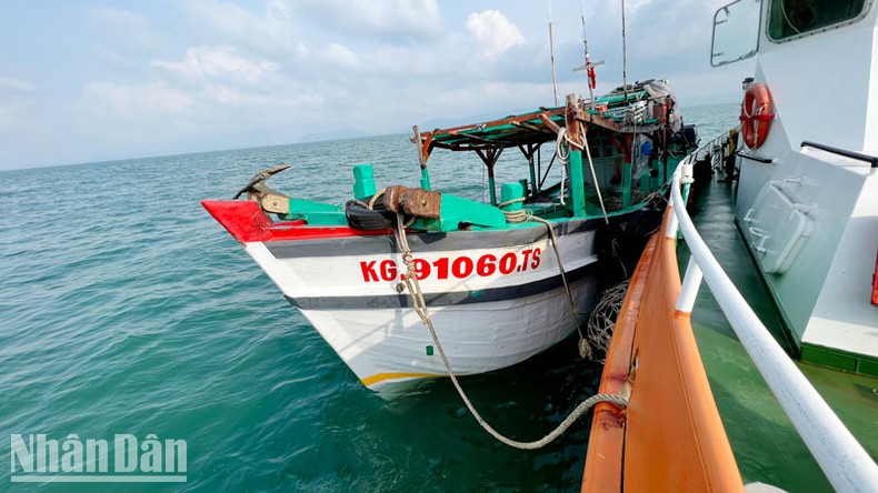 Kiên Giang bắt tàu vận chuyển khoảng 10.000 lít dầu DO không rõ nguồn gốc