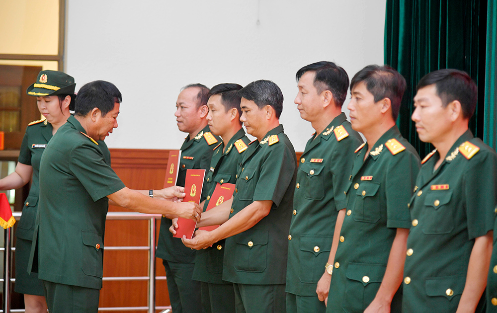 Trao quân hàm sĩ quan và nâng lương cán bộ