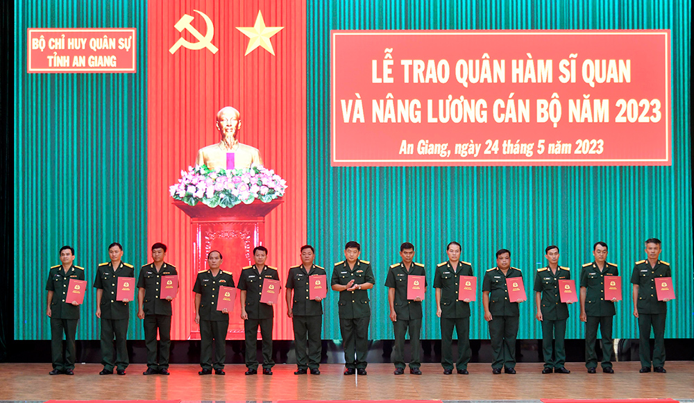 Trao quân hàm sĩ quan và nâng lương cán bộ