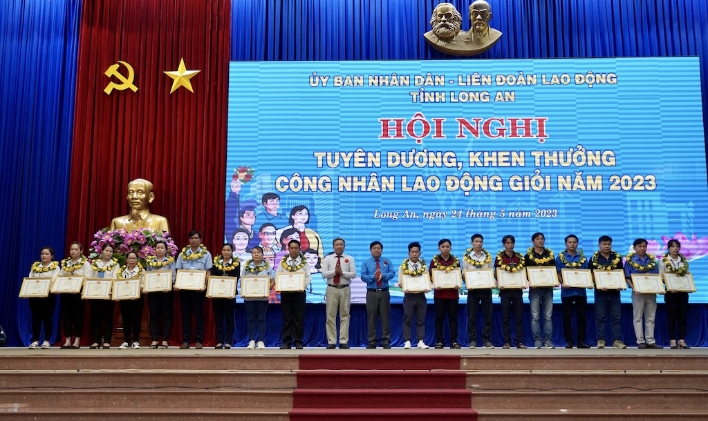 Long An: Tuyên dương, khen thưởng 300 công nhân, lao động giỏi