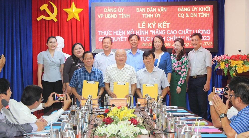 An Giang ký kết phối hợp thực hiện mô hình “Nâng cao chất lượng giải quyết thủ tục hành chính”