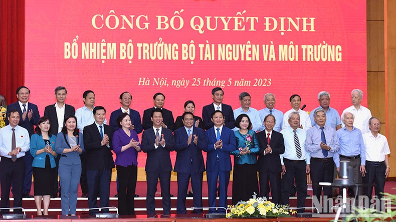 Thủ tướng Phạm Minh Chính trao quyết định bổ nhiệm Bộ trưởng Tài nguyên và Môi trường