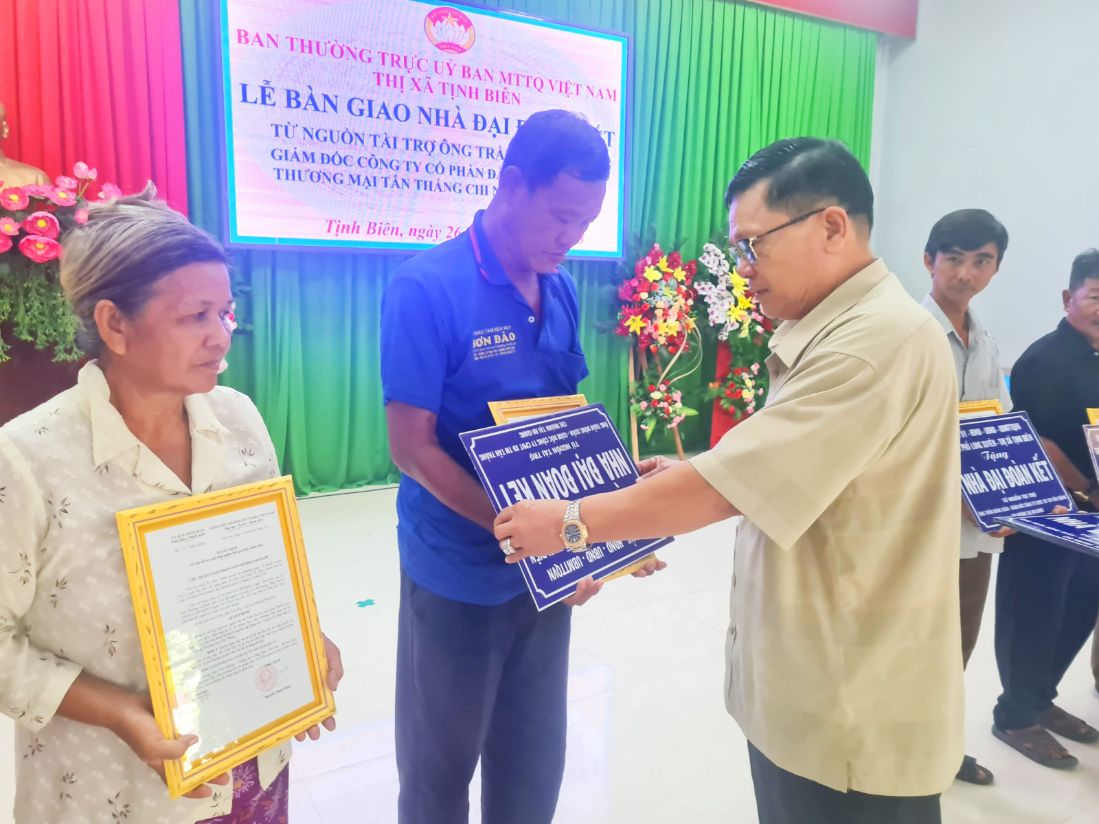 Bàn giao 14 căn nhà Đại đoàn kết cho hộ nghèo ở TX. Tịnh Biên