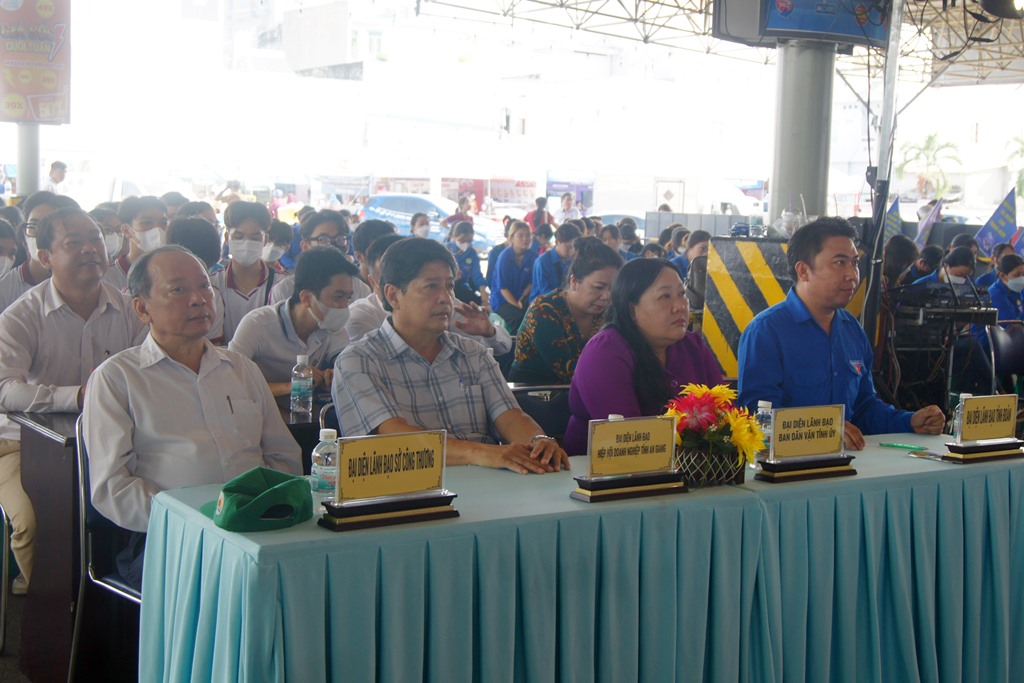 50 gian hàng tham gia Ngày hội mua sắm, thanh toán không dùng tiền mặt tại Siêu thị Mega Market Long Xuyên