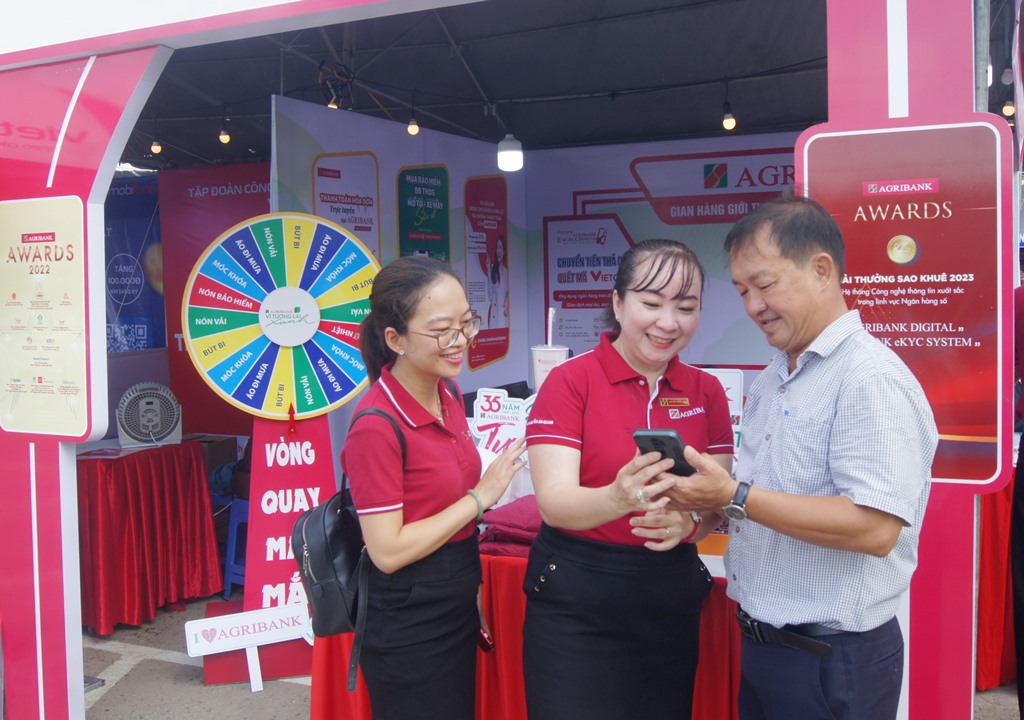 50 gian hàng tham gia Ngày hội mua sắm, thanh toán không dùng tiền mặt tại Siêu thị Mega Market Long Xuyên