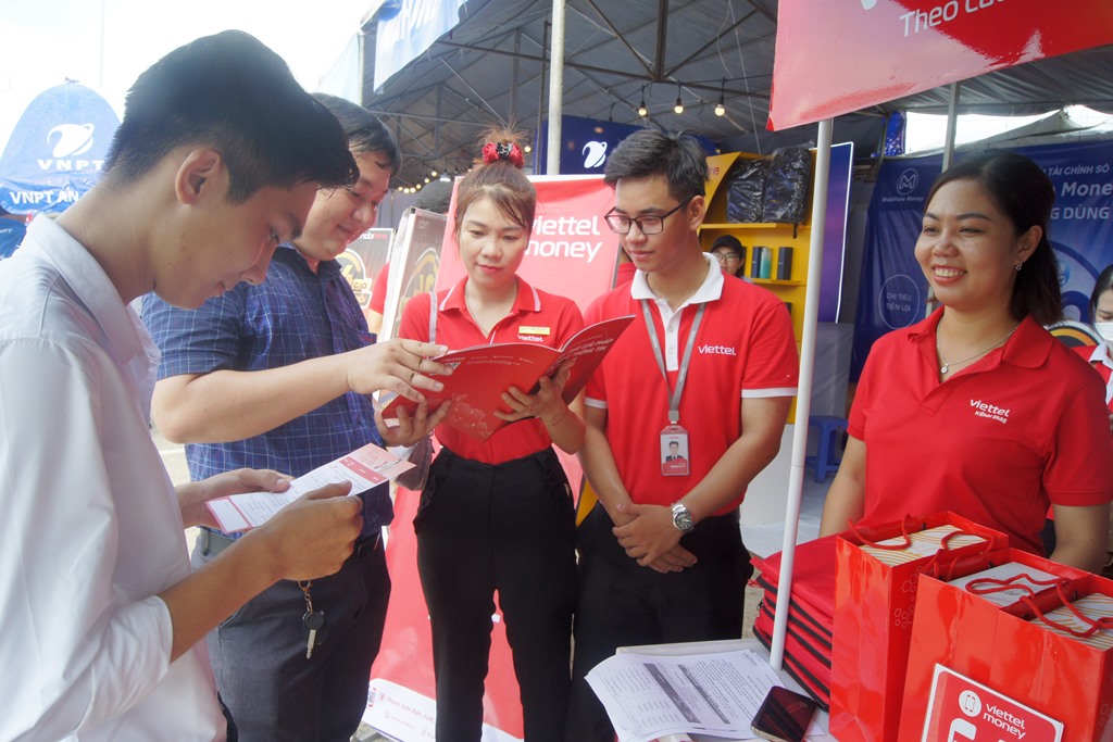 50 gian hàng tham gia Ngày hội mua sắm, thanh toán không dùng tiền mặt tại Siêu thị Mega Market Long Xuyên