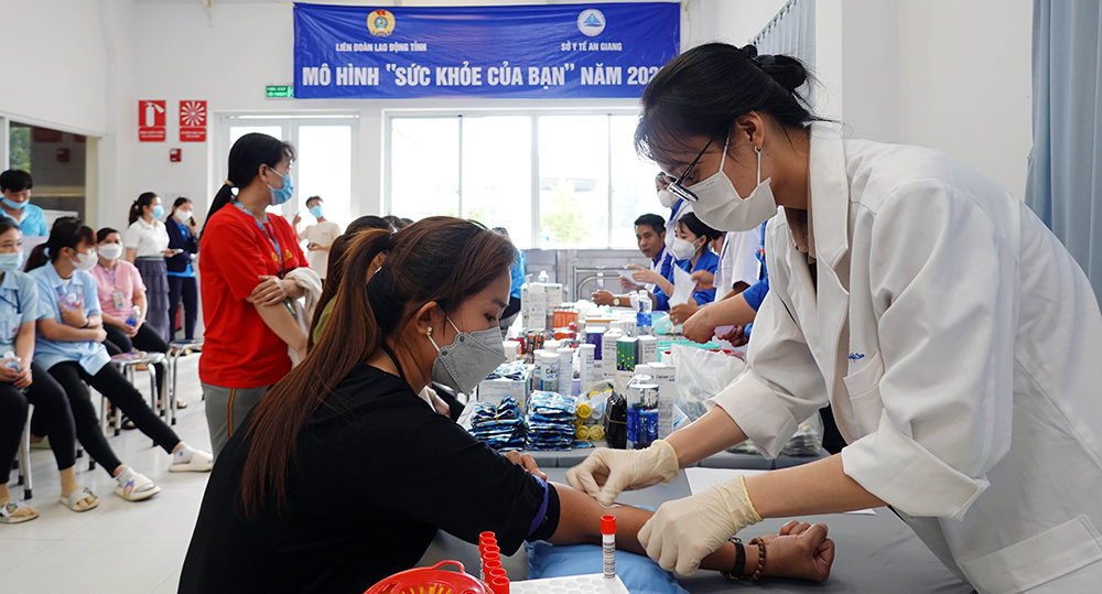 Hơn 400 công nhân lao động Khu Công nghiệp Bình Hòa được khám, cấp thuốc miễn phí