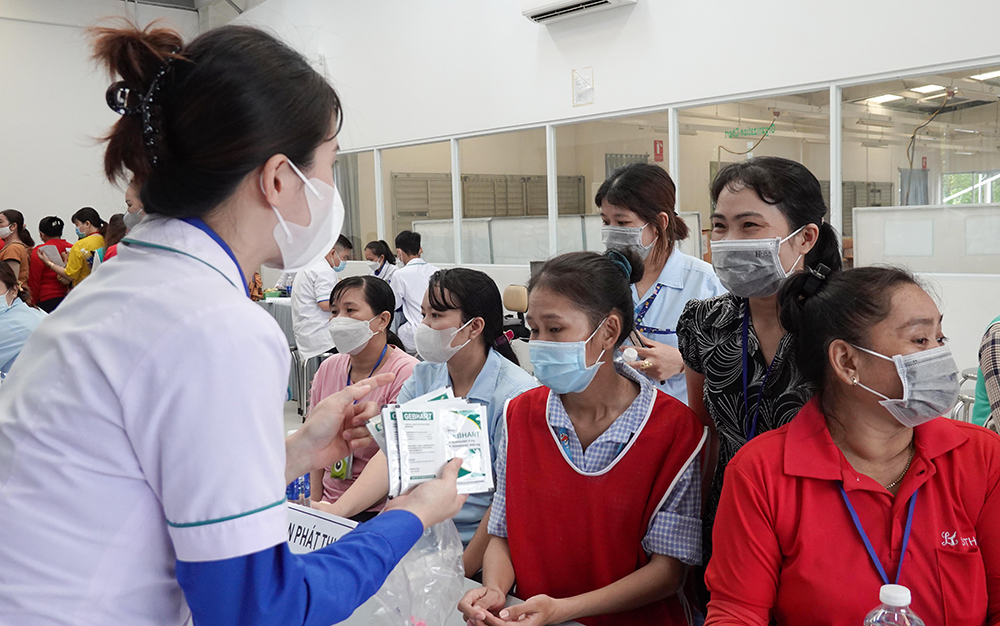 Hơn 400 công nhân lao động Khu Công nghiệp Bình Hòa được khám, cấp thuốc miễn phí