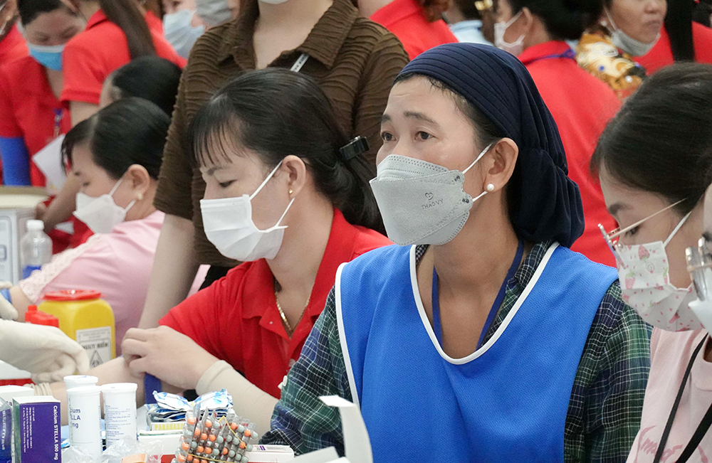 Hơn 400 công nhân lao động Khu Công nghiệp Bình Hòa được khám, cấp thuốc miễn phí
