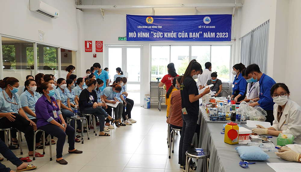 Hơn 400 công nhân lao động Khu Công nghiệp Bình Hòa được khám, cấp thuốc miễn phí