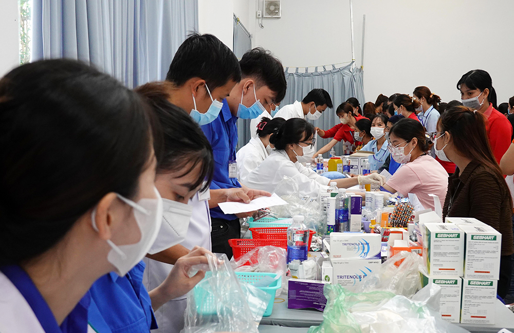 Hơn 400 công nhân lao động Khu Công nghiệp Bình Hòa được khám, cấp thuốc miễn phí