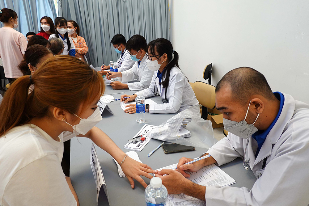 Hơn 400 công nhân lao động Khu Công nghiệp Bình Hòa được khám, cấp thuốc miễn phí