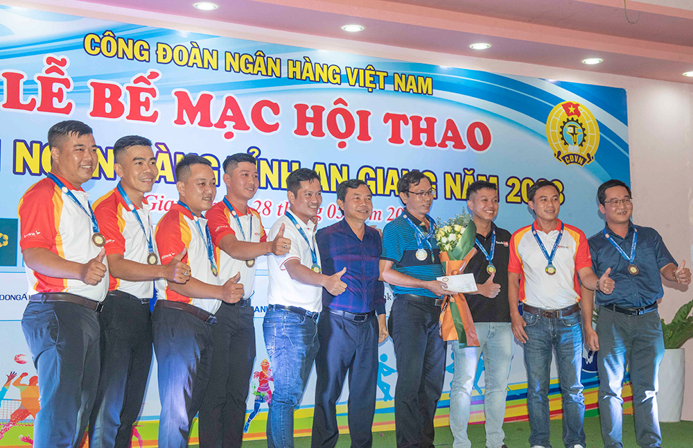 Trao giải Hội thao ngành ngân hàng tỉnh An Giang năm 2023