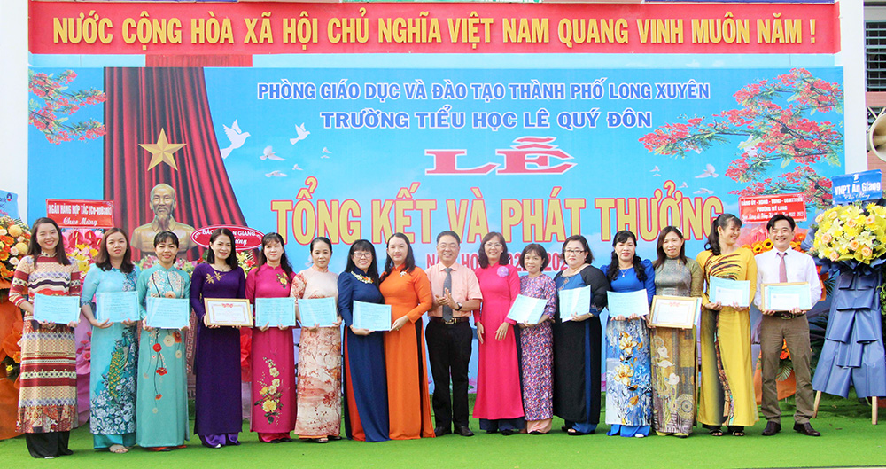 Trường Tiểu học Lê Quý Đôn khen thưởng gần 930 học sinh xuất sắc, đạt giải các kỳ thi