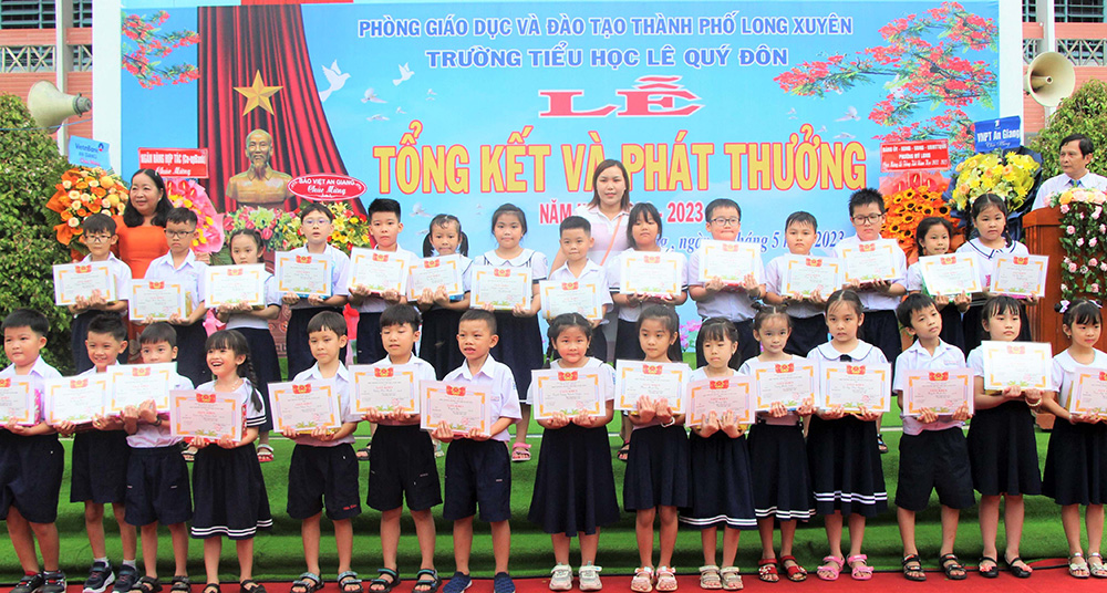 Trường Tiểu học Lê Quý Đôn khen thưởng gần 930 học sinh xuất sắc, đạt giải các kỳ thi