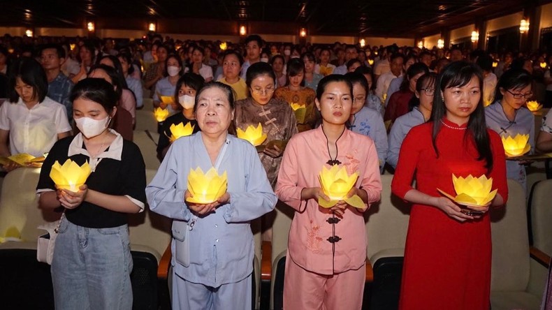 Hàng nghìn người dân tham dự Đại lễ Phật đản năm 2023 tại Ninh Bình