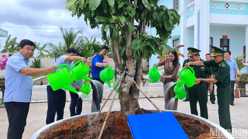 Phó Chủ tịch nước Võ Thị Ánh Xuân thăm, tặng quà tại Cà Mau