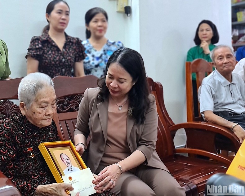 Phó Chủ tịch nước Võ Thị Ánh Xuân thăm, tặng quà tại Cà Mau