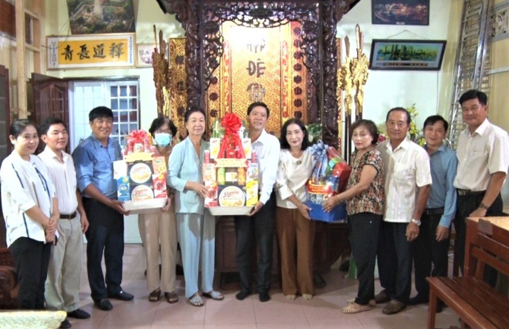 Thường trực Thành ủy, HĐND, UBND, UBMTTQVN TP. Châu Đốc thăm, chúc mừng Đại lễ Phật đản