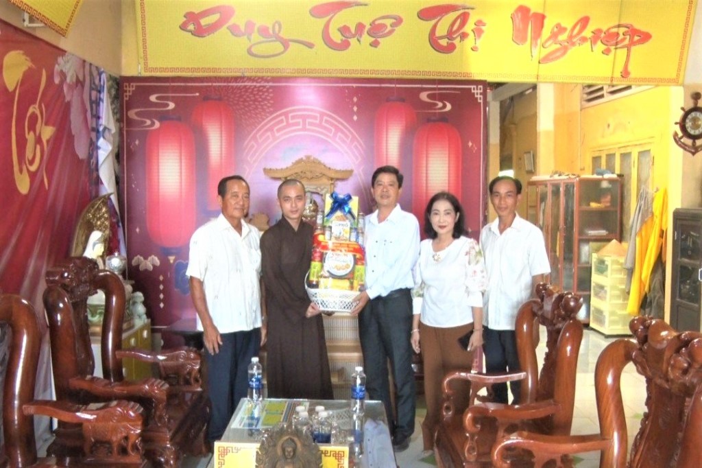 Thường trực Thành ủy, HĐND, UBND, UBMTTQVN TP. Châu Đốc thăm, chúc mừng Đại lễ Phật đản