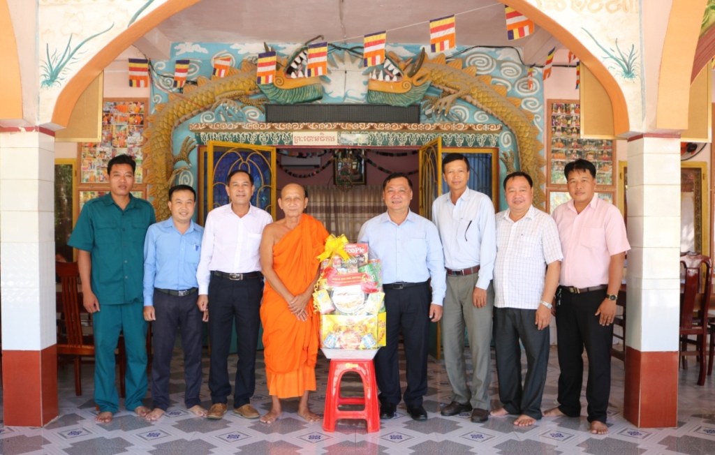 Lãnh đạo huyện Châu Thành thăm và chúc mừng Đại lễ Phật đản Phật lịch 2567 – Dương lịch 2023