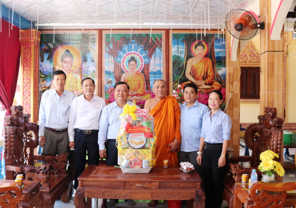 Lãnh đạo huyện Châu Thành thăm và chúc mừng Đại lễ Phật đản Phật lịch 2567 – Dương lịch 2023