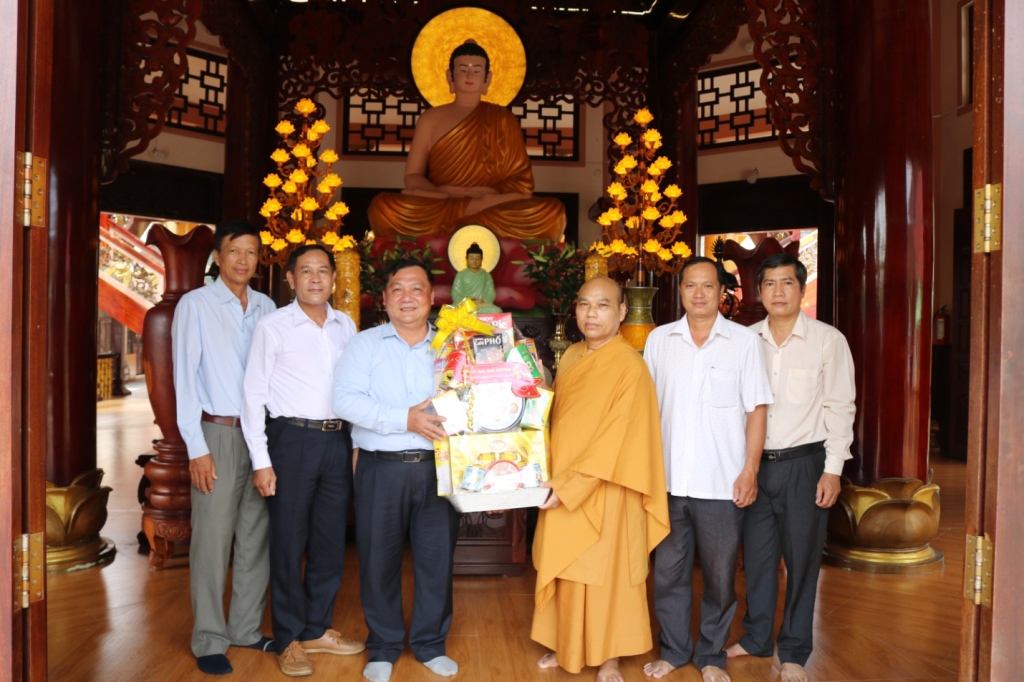 Lãnh đạo huyện Châu Thành thăm và chúc mừng Đại lễ Phật đản Phật lịch 2567 – Dương lịch 2023