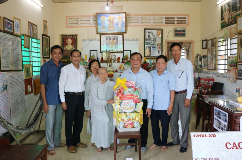 Lãnh đạo huyện Châu Thành thăm và chúc mừng Đại lễ Phật đản Phật lịch 2567 – Dương lịch 2023