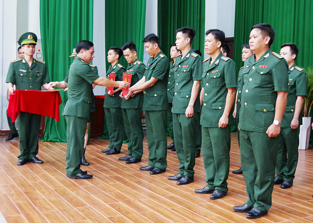 33 sĩ quan biên phòng An Giang được thăng quân hàm trước niên hạn