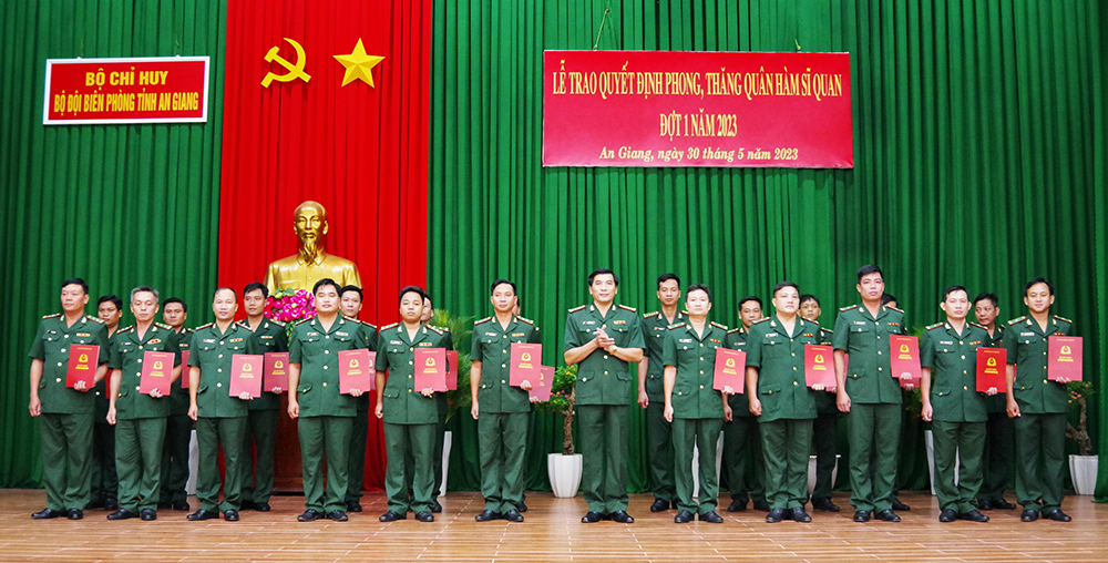 33 sĩ quan biên phòng An Giang được thăng quân hàm trước niên hạn