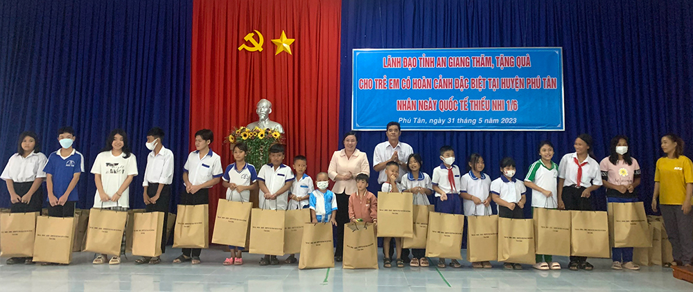 Huyện Phú Tân mít- tinh Ngày Quốc tế Thiếu nhi 1/6 và phát động Tháng hành động vì trẻ em