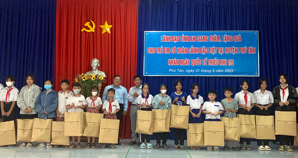 Huyện Phú Tân mít- tinh Ngày Quốc tế Thiếu nhi 1/6 và phát động Tháng hành động vì trẻ em