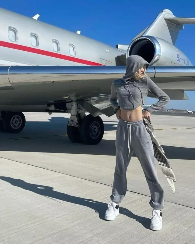 Kiểu áo đời thường giúp Lisa BlackPink khoe eo thon