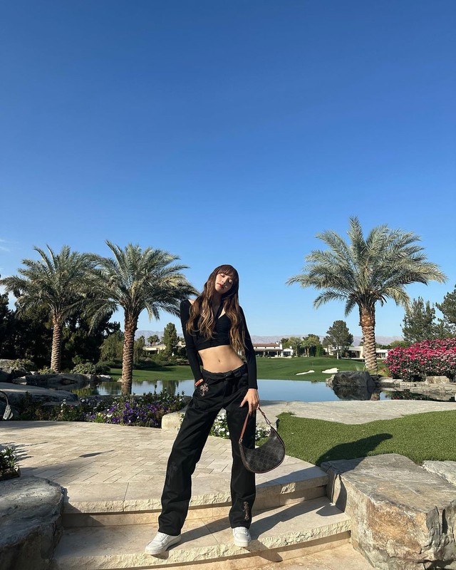 Kiểu áo đời thường giúp Lisa BlackPink khoe eo thon