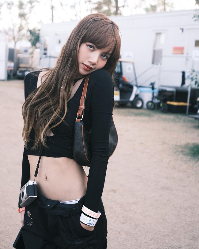 Kiểu áo đời thường giúp Lisa BlackPink khoe eo thon
