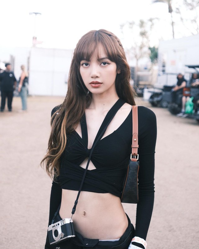 Kiểu áo đời thường giúp Lisa BlackPink khoe eo thon