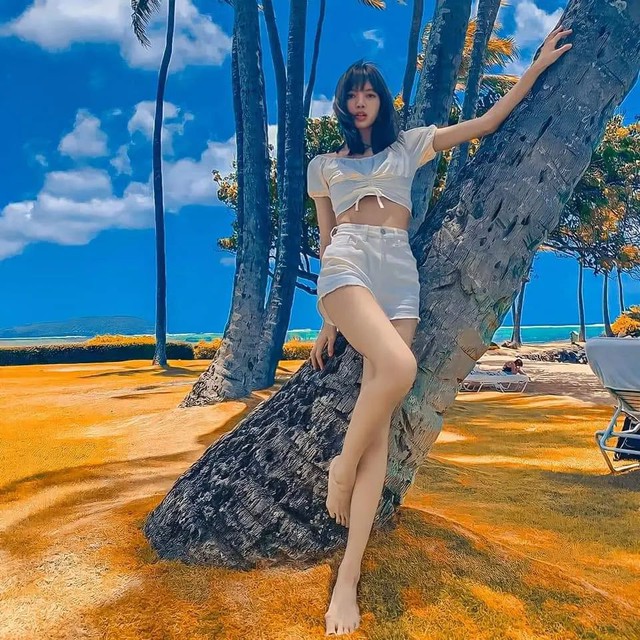 Kiểu áo đời thường giúp Lisa BlackPink khoe eo thon