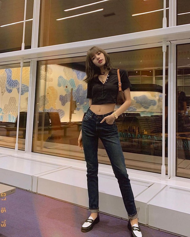 Kiểu áo đời thường giúp Lisa BlackPink khoe eo thon