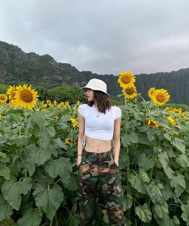 Kiểu áo đời thường giúp Lisa BlackPink khoe eo thon