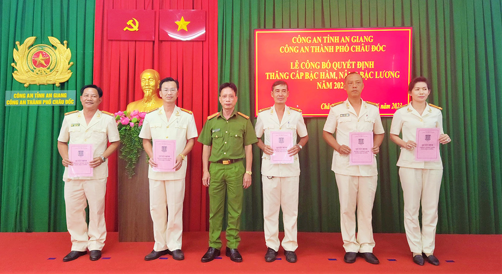 Công an TP. Châu Đốc trao quyết định thăng cấp bậc hàm, nâng bậc lương cho 48 cán bộ, chiến sĩ
