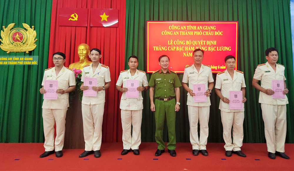 Công an TP. Châu Đốc trao quyết định thăng cấp bậc hàm, nâng bậc lương cho 48 cán bộ, chiến sĩ