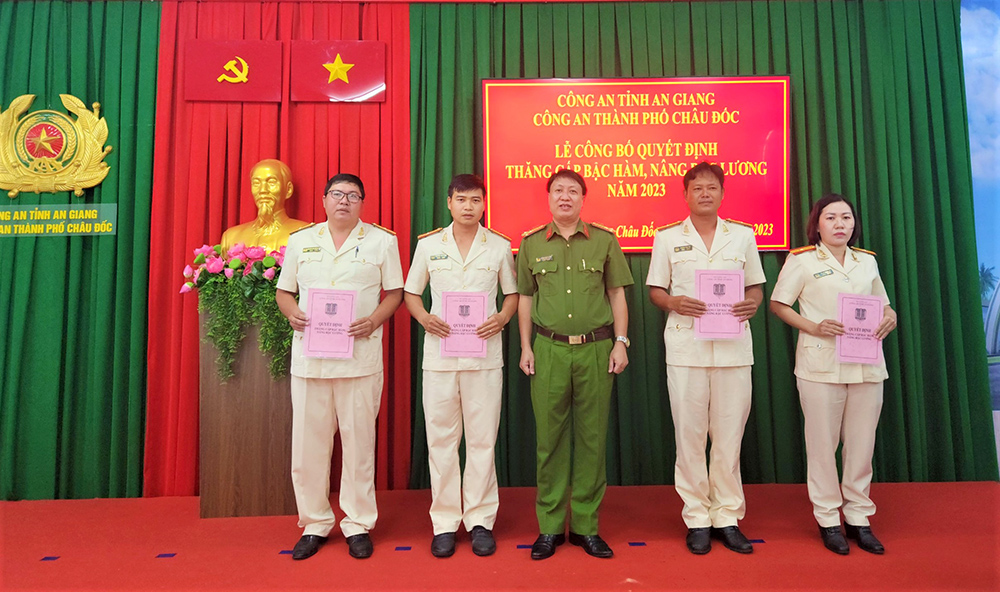 Công an TP. Châu Đốc trao quyết định thăng cấp bậc hàm, nâng bậc lương cho 48 cán bộ, chiến sĩ
