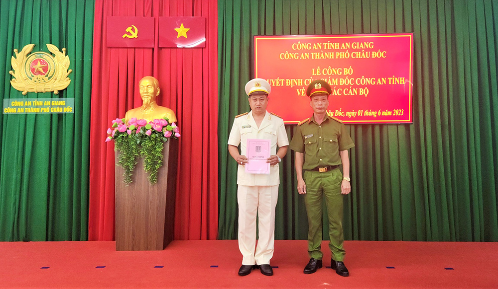 Công an TP. Châu Đốc trao quyết định thăng cấp bậc hàm, nâng bậc lương cho 48 cán bộ, chiến sĩ