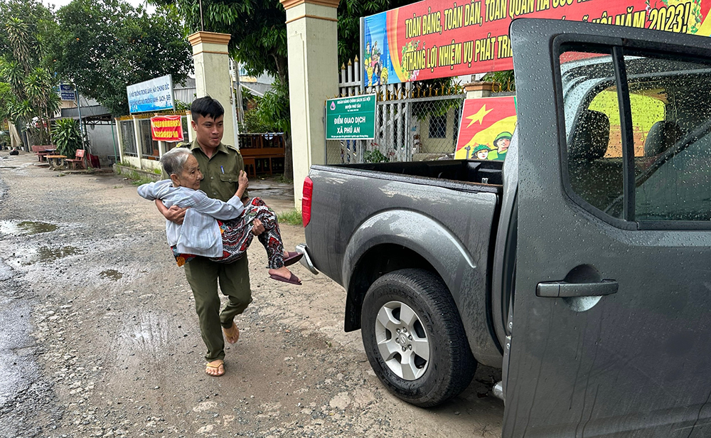 Khoảnh khắc đẹp chiến sĩ, đoàn viên giúp người già đến làm thủ tục căn cước công dân