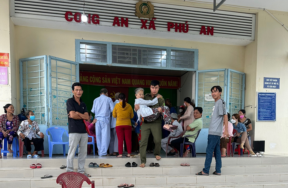 Khoảnh khắc đẹp chiến sĩ, đoàn viên giúp người già đến làm thủ tục căn cước công dân